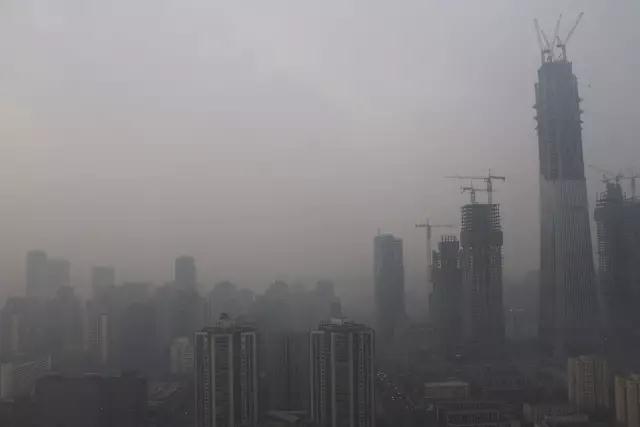 《北京防治大氣污染 黃色預警企業停限產與4個月“停工令”的利與反思——基于綠色轉型的可持續治理路徑》
